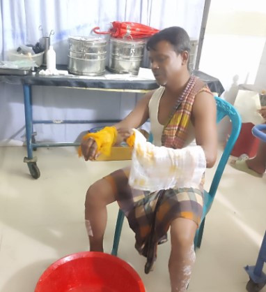 জরুরী পরিস্থিতিতে চিকিৎসা সেবা প্রদান করলো কুমিল্লা বৈষম্য বিরোধী ছাত্র আন্দোলনের মেডিকেল টিম